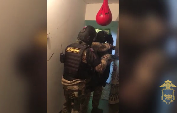 В Артеме полицейские задержали подозреваемого в умышленном причинении тяжкого вреда здоровью с применением оружия
