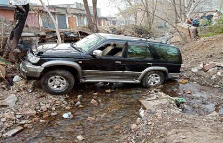 В Артеме пьяный водитель внедорожника сбил двух пешеходов.