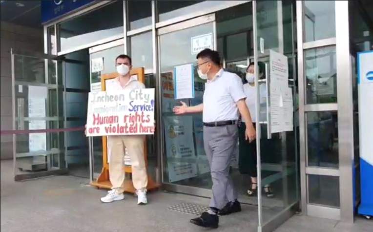 Активист из города Артема, в качестве протеста, провел пикет в Республике Корея
