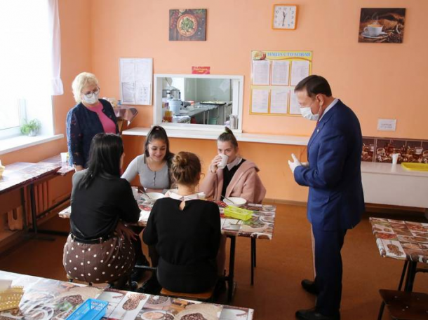 Председатель ЗС ПК Александр Ролик поздравил с юбилеем педагогический коллектив школы № 31 в Артеме.