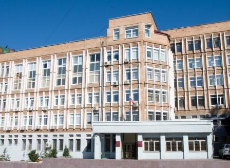 Приморский краевой суд встал на защиту жителя г. Артема, отменив постановление о привлечении к административной ответственности за оскорбление органов власти.