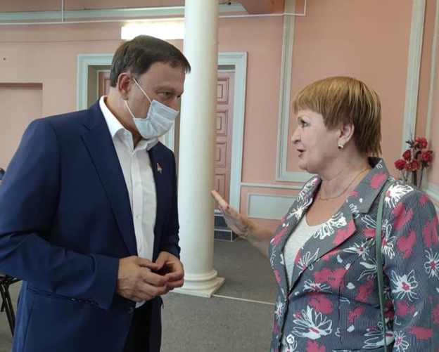 Председатель краевого парламента Александр Ролик встретился с работниками культуры Артемовского городского округа.