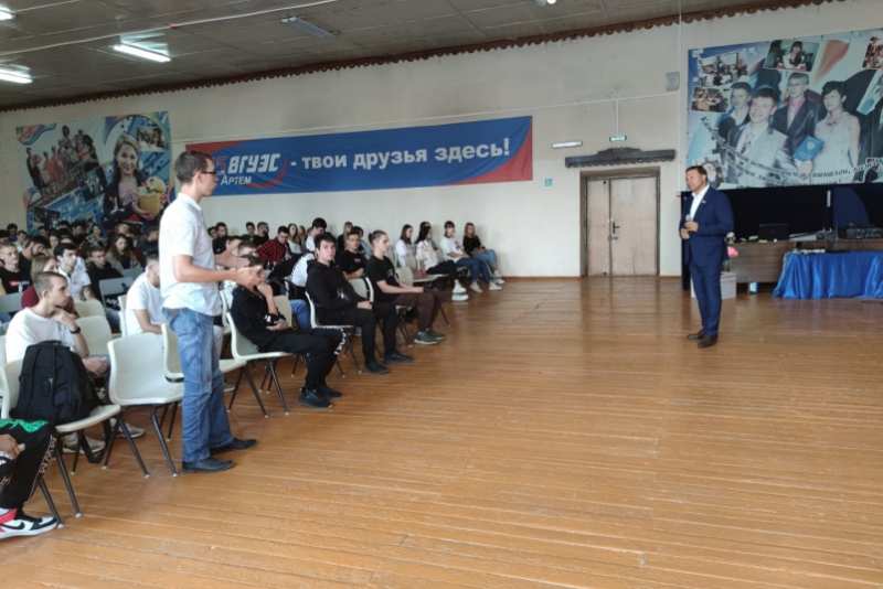 Александр Ролик встретился со студентами филиала ВГУЭС в Артеме.