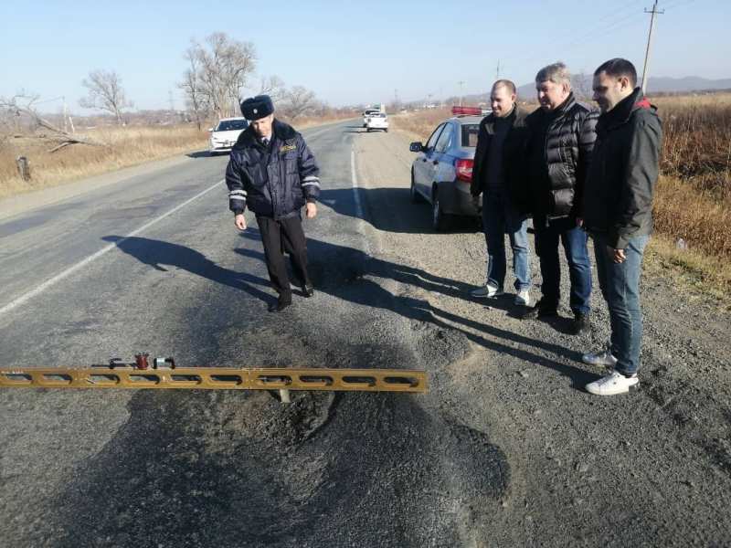 Предстедатель думы АГО Анатолий Бадель в составе комисии осмотрел проблемный участок дороги Артем — Заводской.