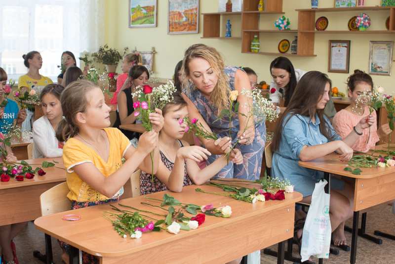 Дети-сироты в Артеме отметили новый год вместе с флористами.