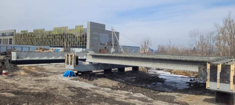 На мосту на улице Кирова ведут устройство габионов.