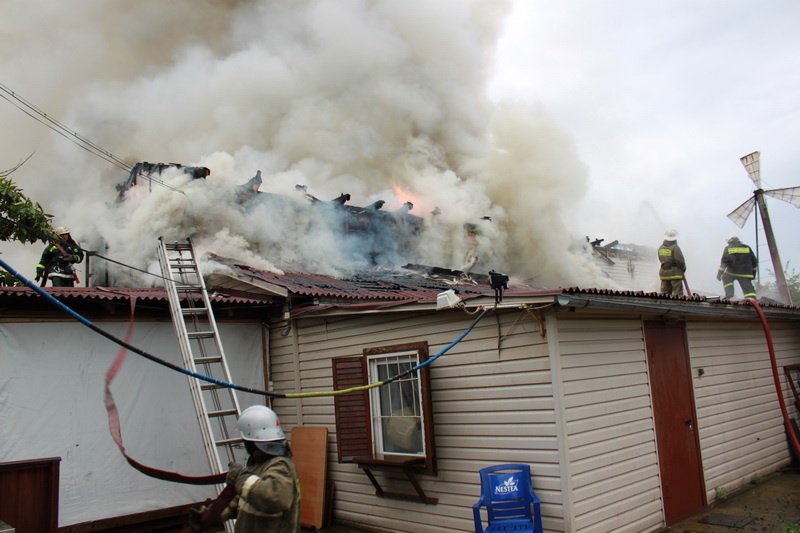 Частный 2-квартирный дом горел в городе Артеме.