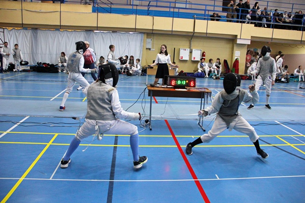 Юные фехтовальщики сразились на соревнованиях во время фестиваля.