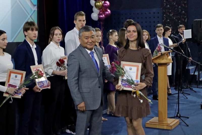 Вячеслав Квон наградил молодежь Артема.