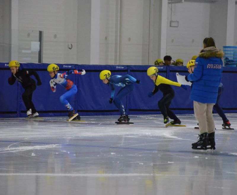 Артемовские конькобежцы выступили успешно на соревнованиях по троеборью.