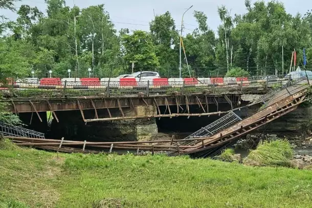 В Артёме частично рухнул автомобильный мост. Ранее конструкция уже находилась в аварийном состоянии