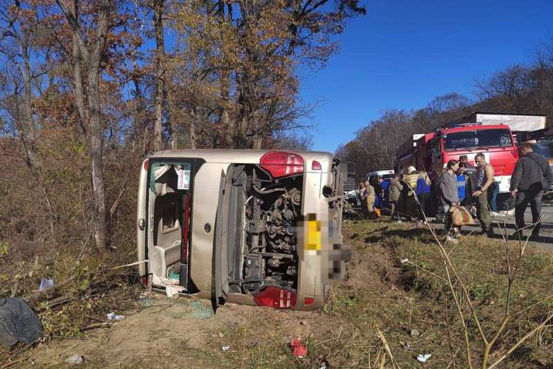 Ехавший из Китая автобус с туристами попал в ДТП в Приморье — два человека погибли и 18 госпитализировано.