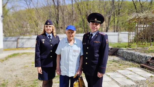 В Артёме Приморского края полицейские побывали в гостях у ветерана Великой Отечественной войны