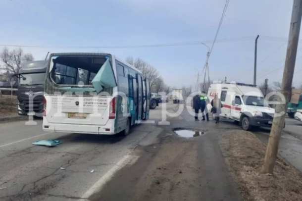 В Артёме столкнулись два пассажирских автобуса, есть пострадавший