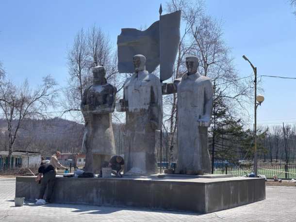 Ремонт памятников продолжается в Артёме