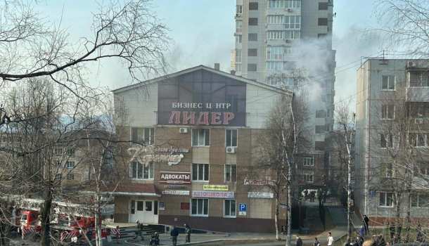 В Артёме потушили бизнес-центр «Лидер» на Кирова