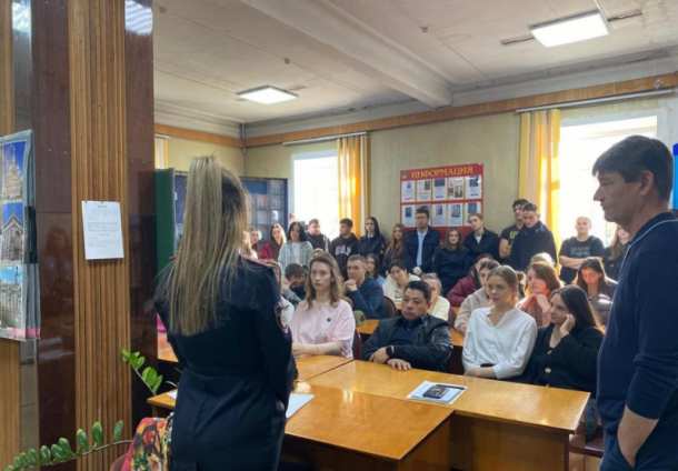 В Артёме полицейские и представители общественного совета проводят Уроки профориентации «Такая работа»