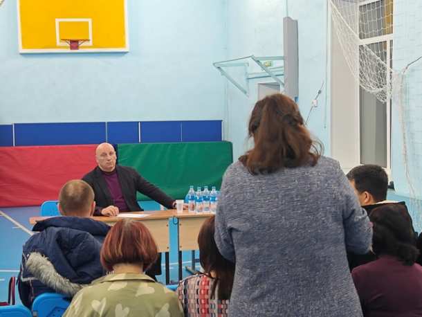 Игорь Чемерис встретился с жителями одного из микрорайонов Артёма