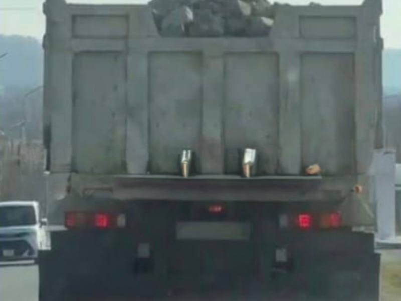 В Артёме водителя грузовика привлекли к ответственности за не накрытый сыпучий груз