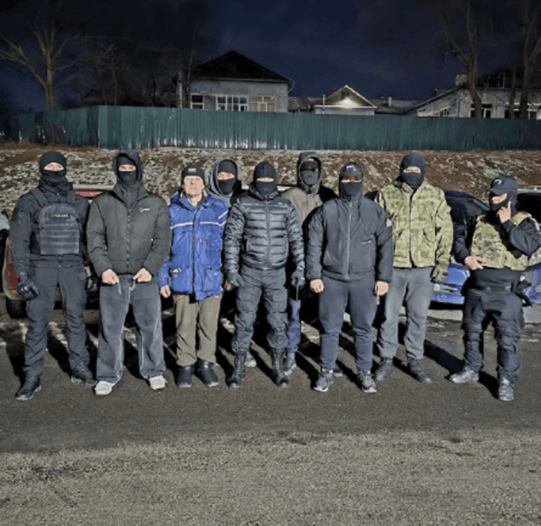 Артёмовские дружинники и активисты провели обход в доме №150 на улице Кирова для беседы с нарушителями общественного спокойствия