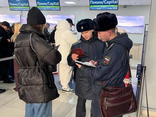 За границу не улететь: должников по ЖКХ выявляют в аэропорту Владивостока