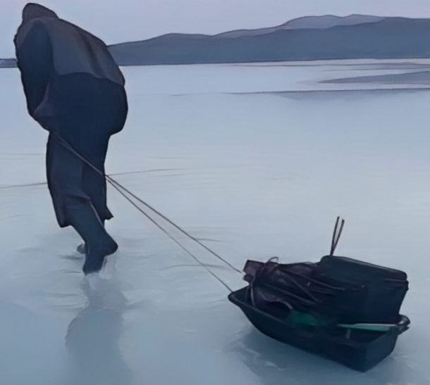 Рыбалка по колено в воде: приморские любители лова продолжают рисковать жизнью