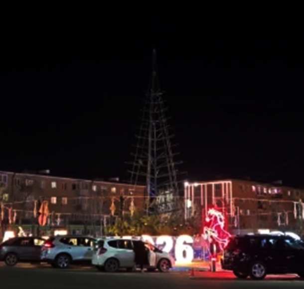 Ёлку досрочно демонтировали на центральной площади Артёма