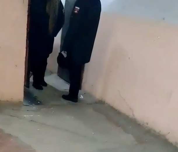 &laquo;Думали &mdash; пожар&raquo;: поздний визит агитаторов о службе по контракту возмутил жильцов дома в Артёме