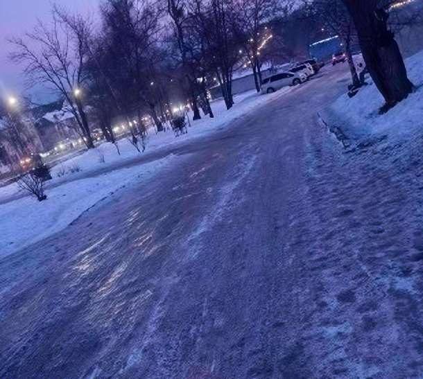 Артёмовцы сообщают о проблеме обледенения тротуаров в некоторых районах