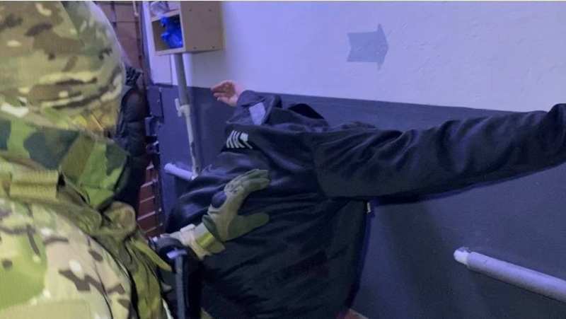 &laquo;СМОТРЯЩЕГО&raquo; ЗА КОЛОНИЕЙ В АРТЁМЕ НАКРЫЛИ СИЛОВИКИ