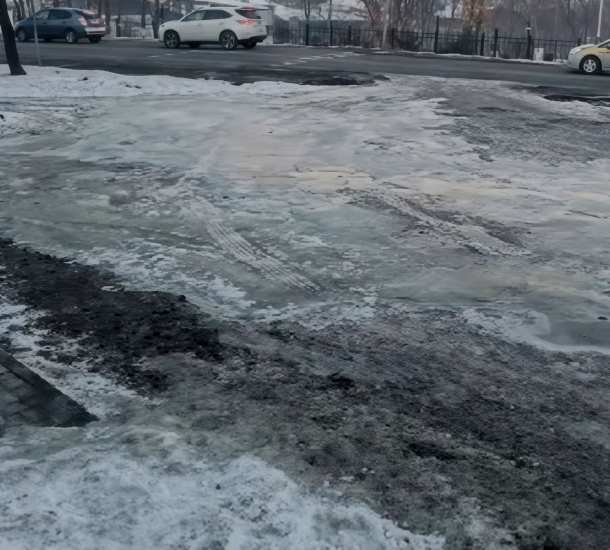 Очередная история о канализационных стоках и наледи в Артёме