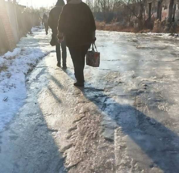 Соцсети Артёма кипят: жалобы на гололёд не утихают