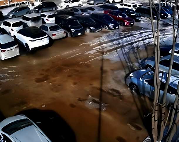 Утечки в Артёме продолжают превращать некоторые дворы в каток