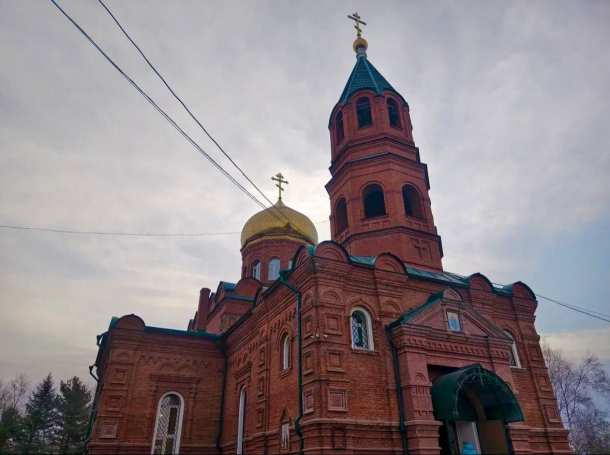 В Покровском храме п. Угловое состоялось архиерейское богослужение в Неделю сыропустную