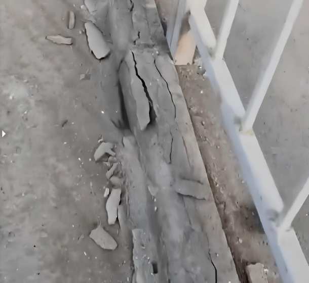 На улице Первой в селе Кневичи Артёмовского городского округа "тают" бордюры