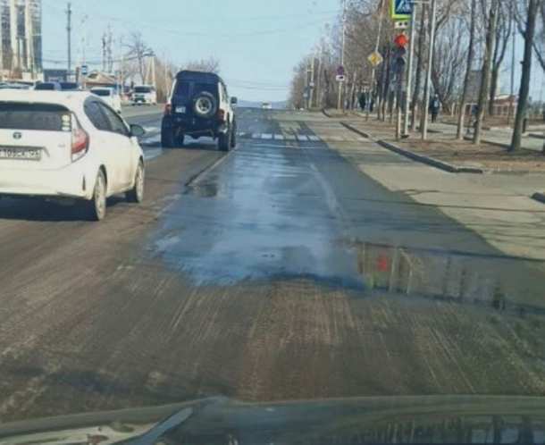 Удручающая картина: дорога около школы №19 в Артёме несколько дней тонет в нечистотах