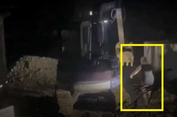 Полиция Артёма возбудила уголовное дело по факту причинения телесных повреждений местной жительнице экскаватором