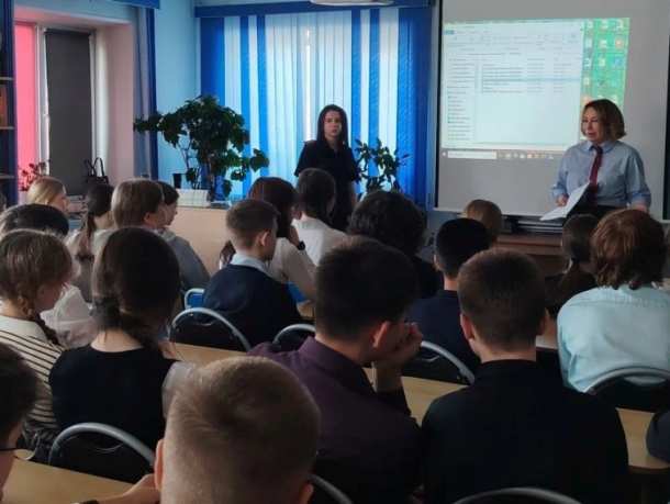 В Артёме полицейские и общественники рассказывают школьникам о вреде наркотиков и правовых последствиях за незаконный оборот и потребление наркотиков