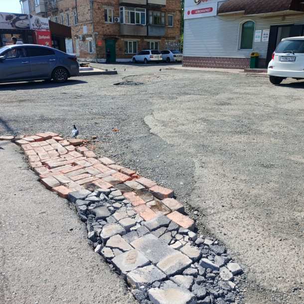 Назад в прошлое: в Артёме некоторые дороги ремонтируют кирпичом