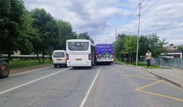 Два автобуса с пассажирами в салонах столкнулись в Артёме