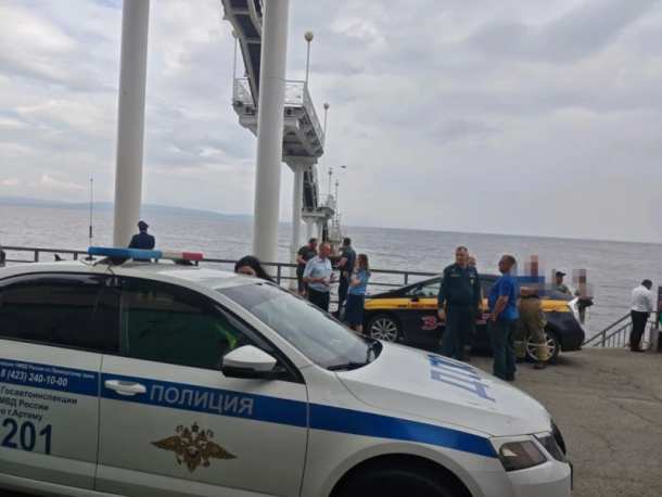 В Артёме полицейские работают на месте обрушения морского причала