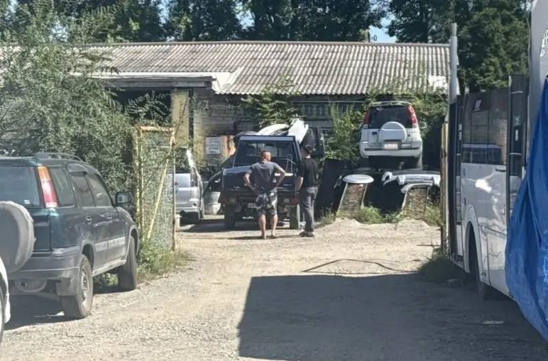 Полиция Артёма накрыла бригаду из шести нелегалов в автомастерской